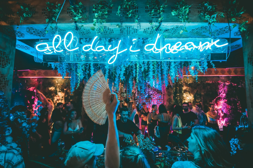 ee Burridge lanza "Fading Out" a través de All Day I Dream, su primer sencillo en solitario en cinco años y un nuevo capítulo en su propuesta de house melódico.
